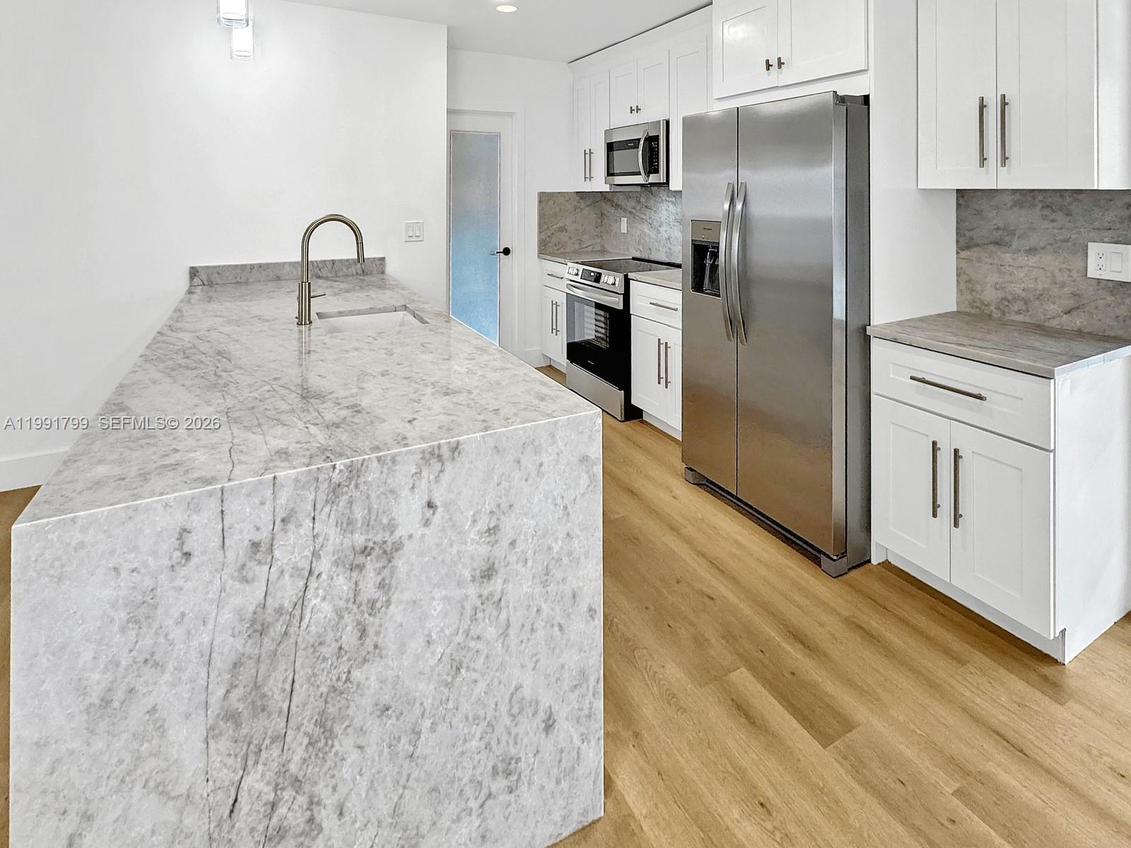 HOLLYWOOD HILLS - Residential