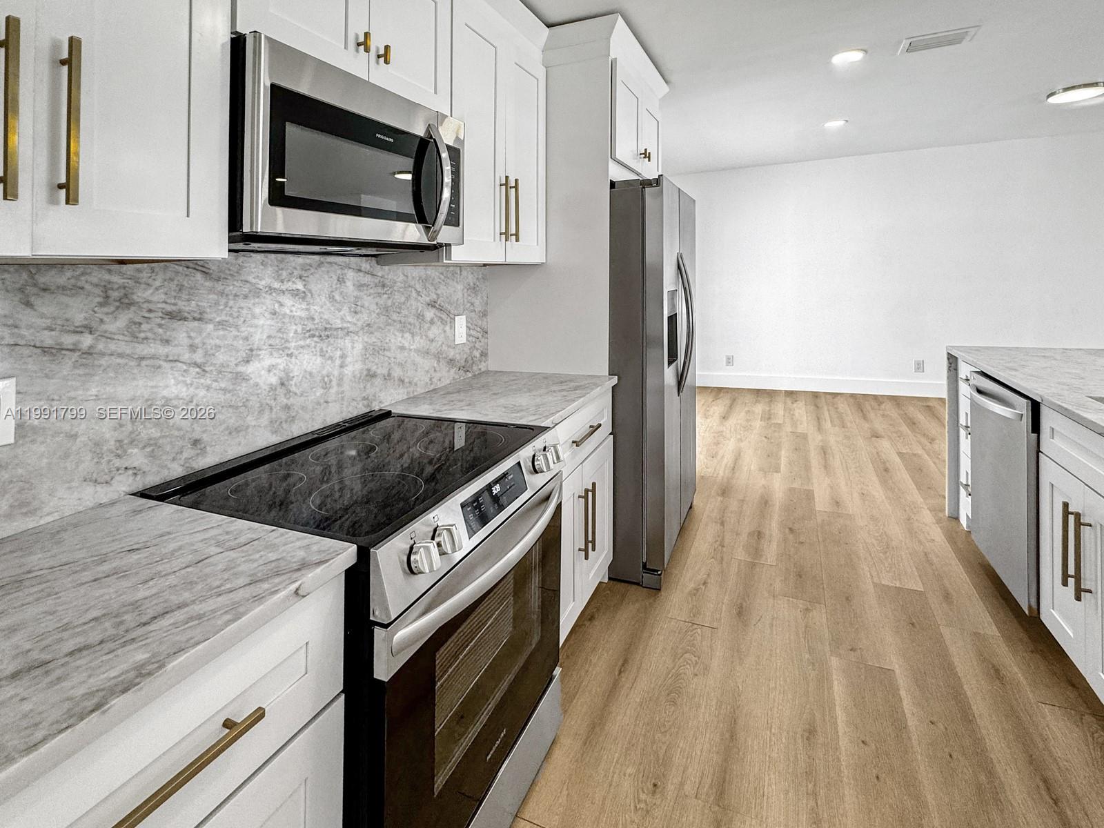 HOLLYWOOD HILLS - Residential