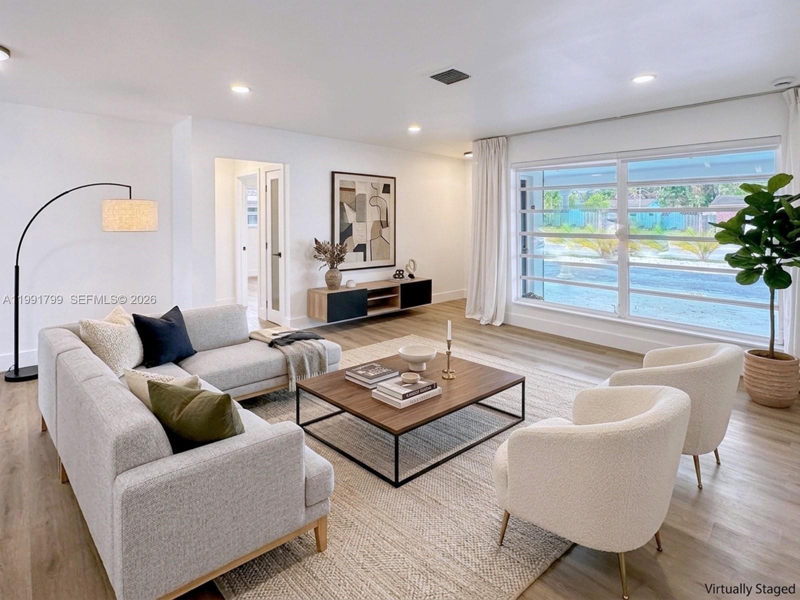 HOLLYWOOD HILLS - Residential