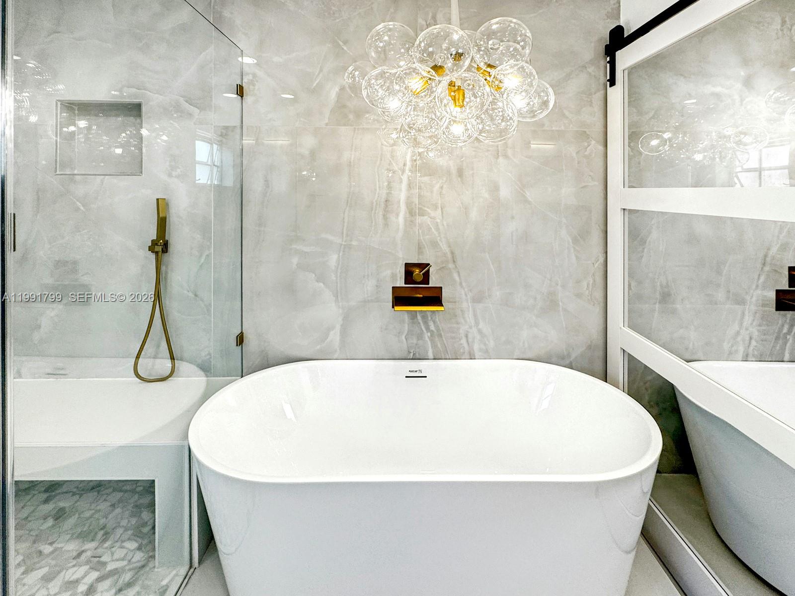 HOLLYWOOD HILLS - Residential