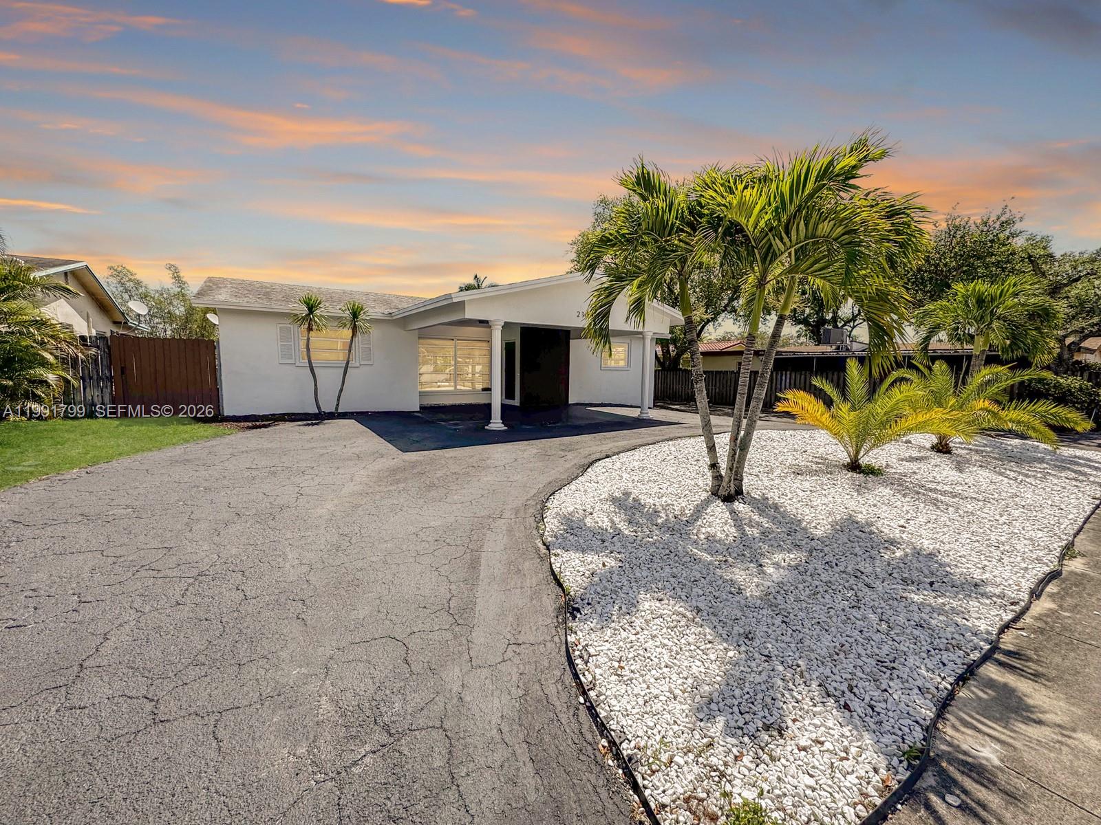 HOLLYWOOD HILLS - Residential