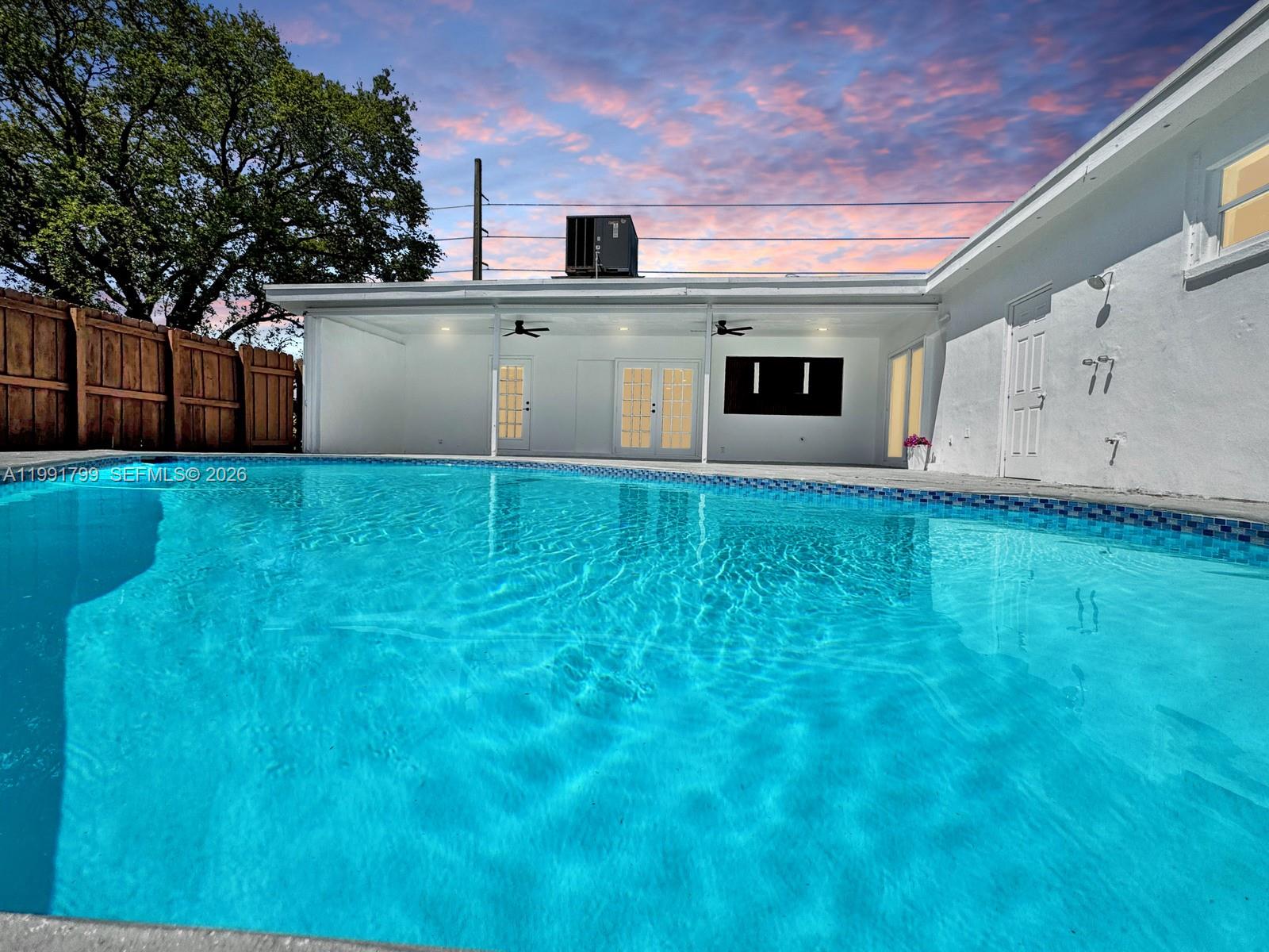 HOLLYWOOD HILLS - Residential