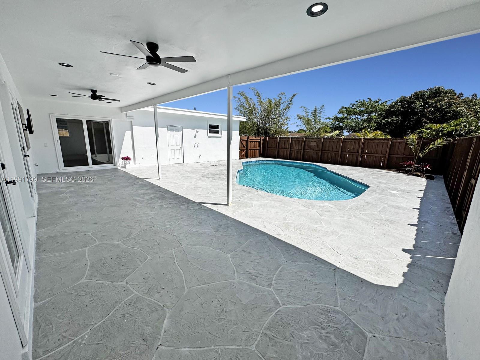 HOLLYWOOD HILLS - Residential