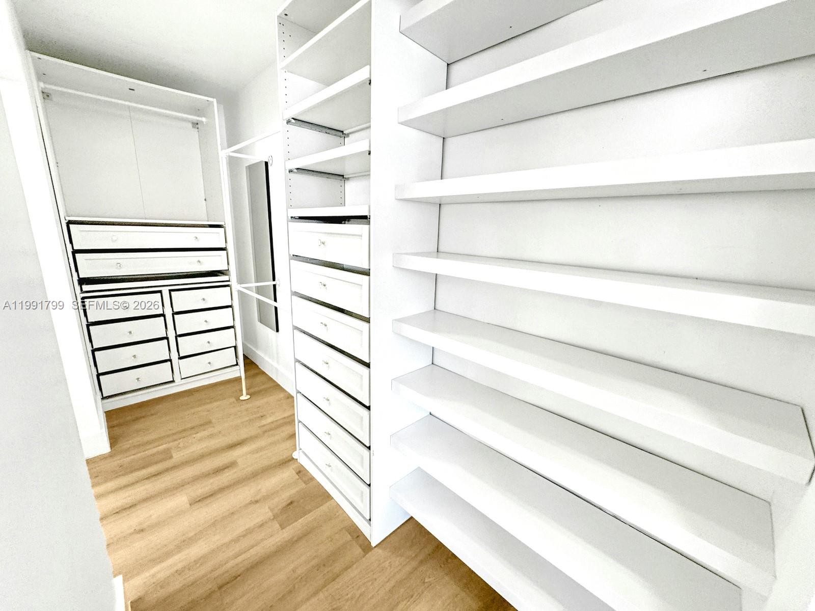 HOLLYWOOD HILLS - Residential