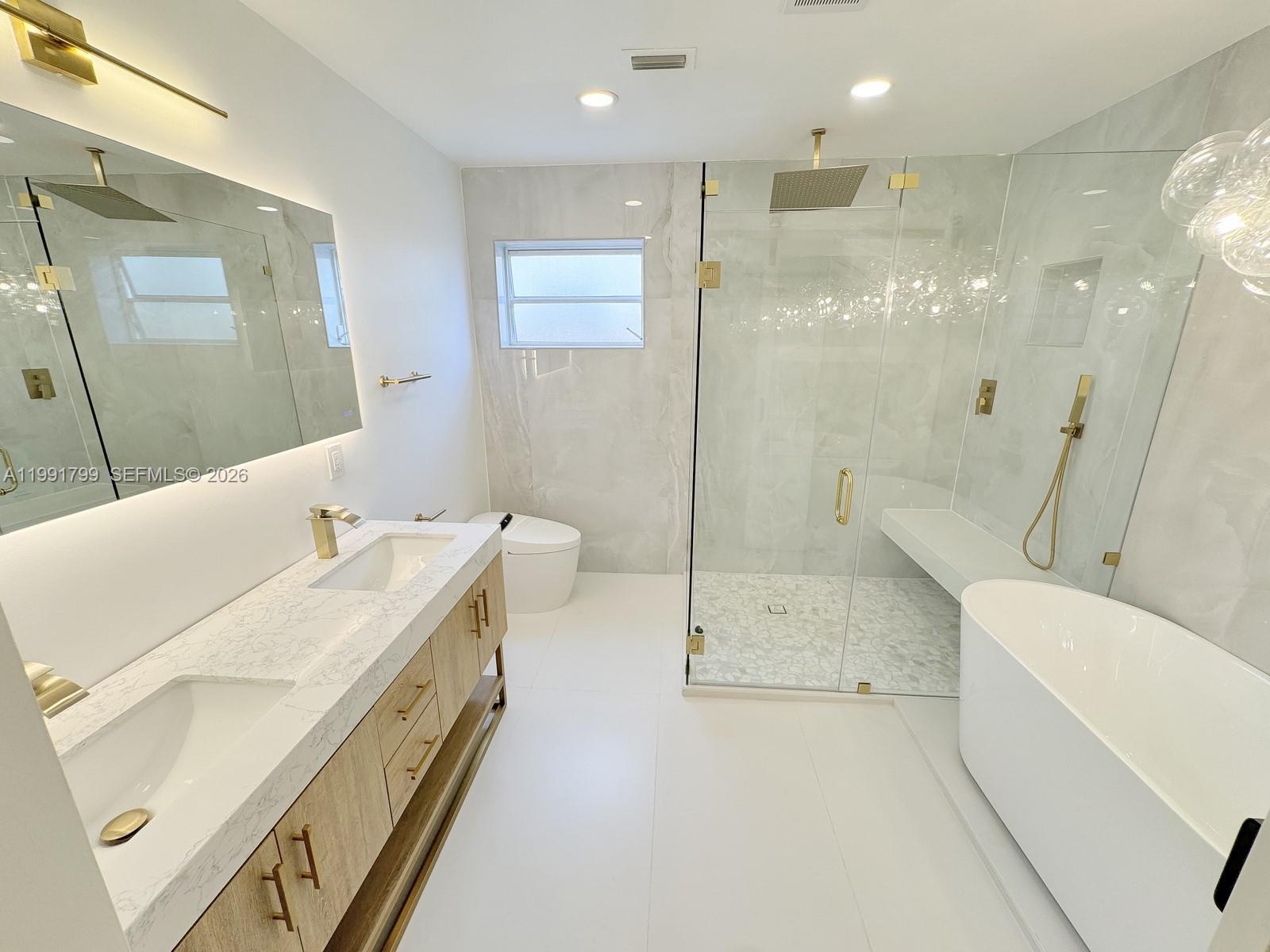 HOLLYWOOD HILLS - Residential