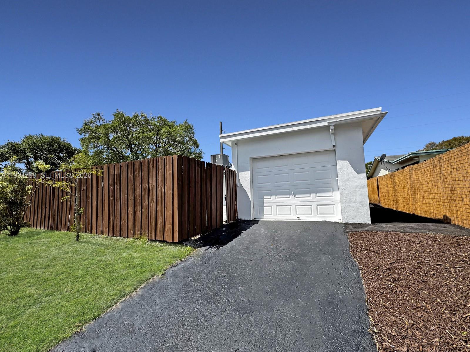 HOLLYWOOD HILLS - Residential