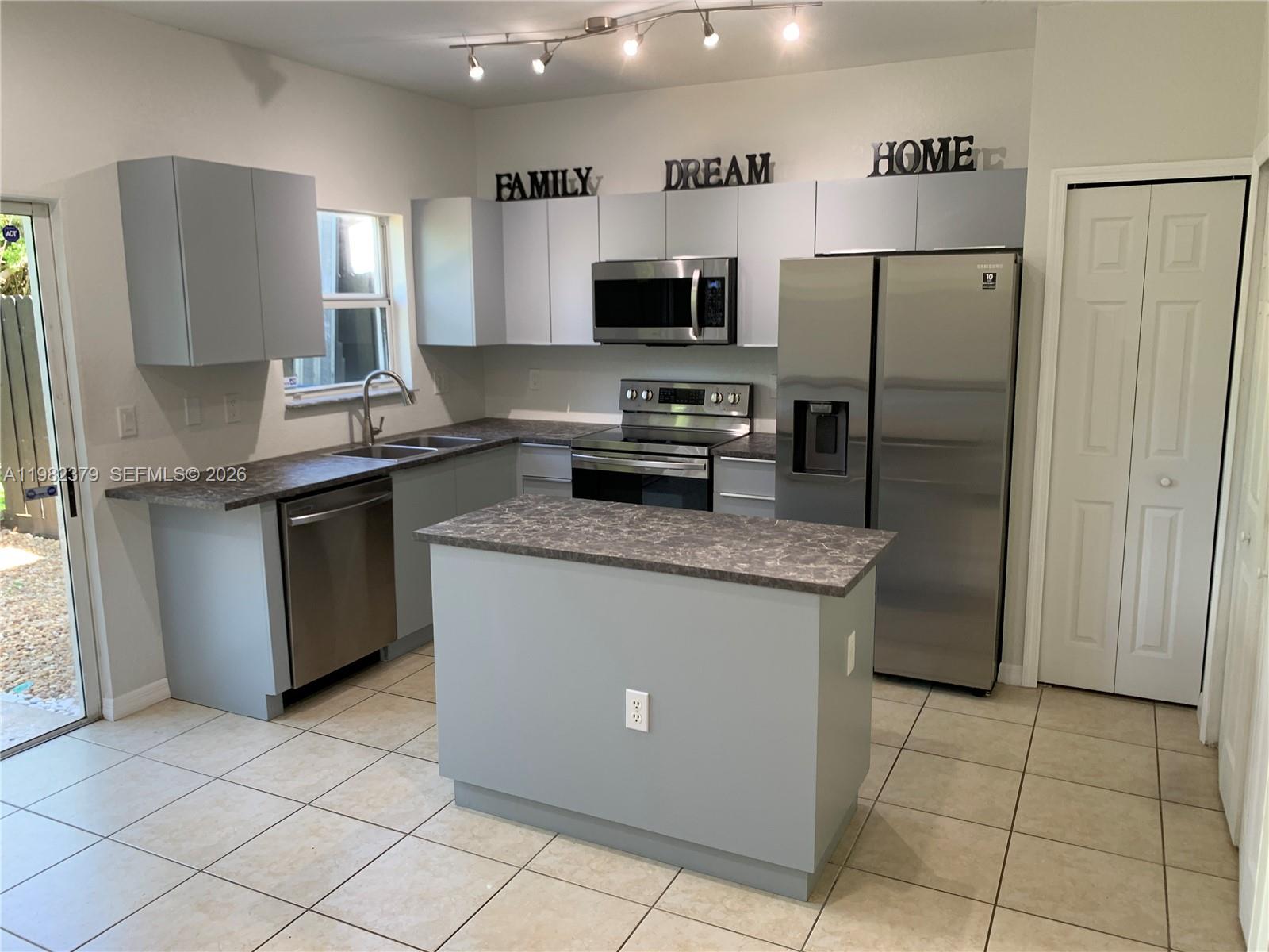 VENETIA GROVE - Residential Lease