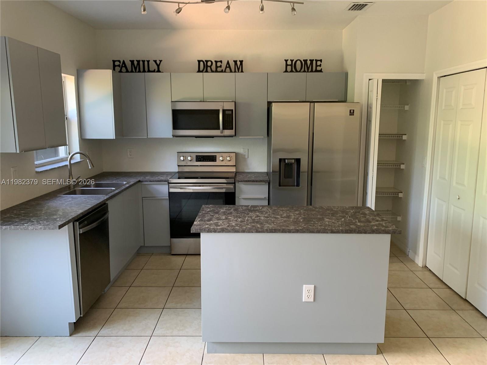 VENETIA GROVE - Residential Lease