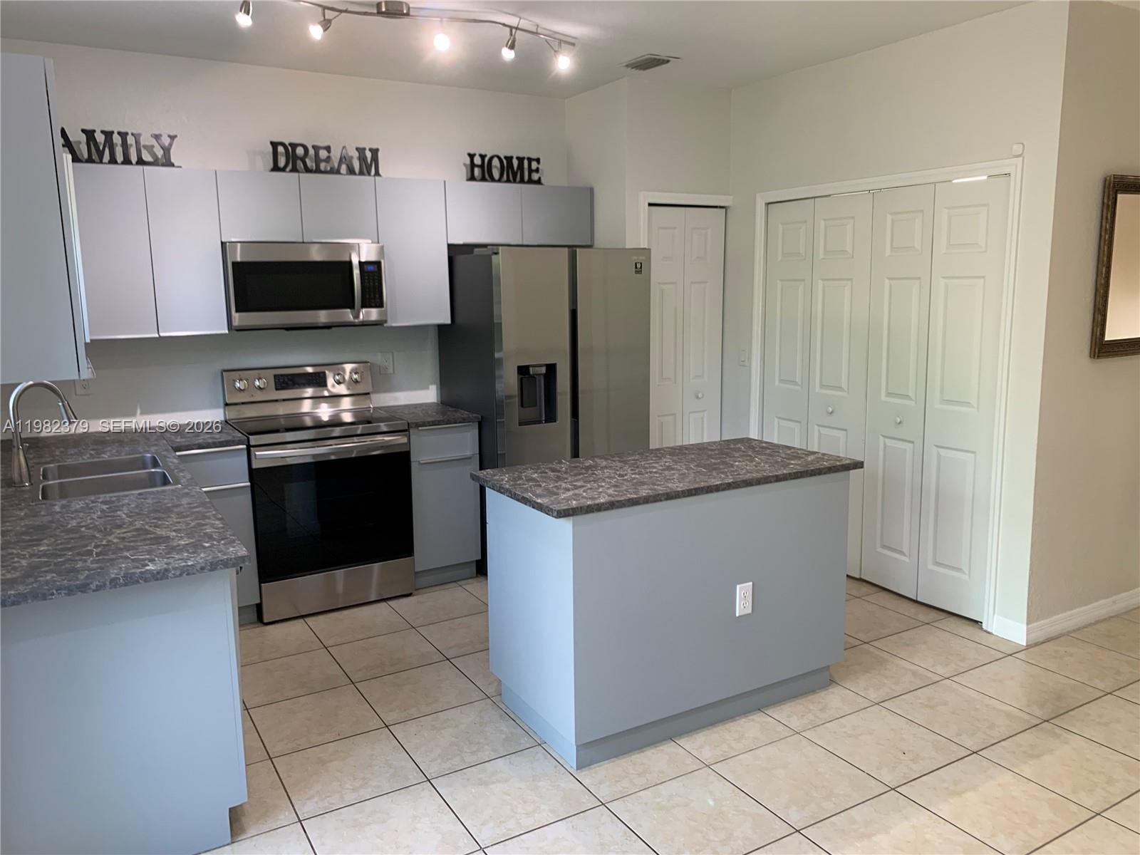 VENETIA GROVE - Residential Lease