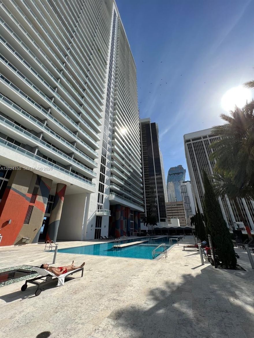 AMAZING CORNER UNIT OVERLOOKING DOWNTOWN MIAMI AND BISCAYNE BAY. GREAT AMPLE SPLIT PLAN WITH WRAPAROUND BALCONY, TILE FLOORS & WALK-IN CLOSETS. FULL AMENITIES BUILDING, GYM, VALET, POOL & SPA. CLOSE DISTANCE TO RESTAURANTS AND SHOPS. UNIT TENANT OCCUPIED UNTIL AUGUST 2026.