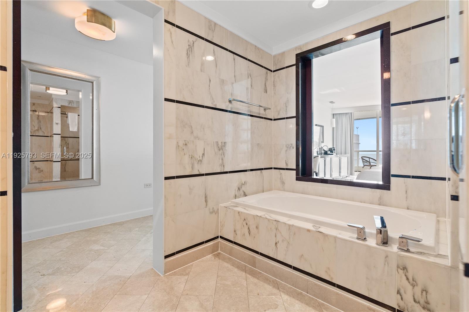 FONTAINEBLEAU III OCEAN C - Residential