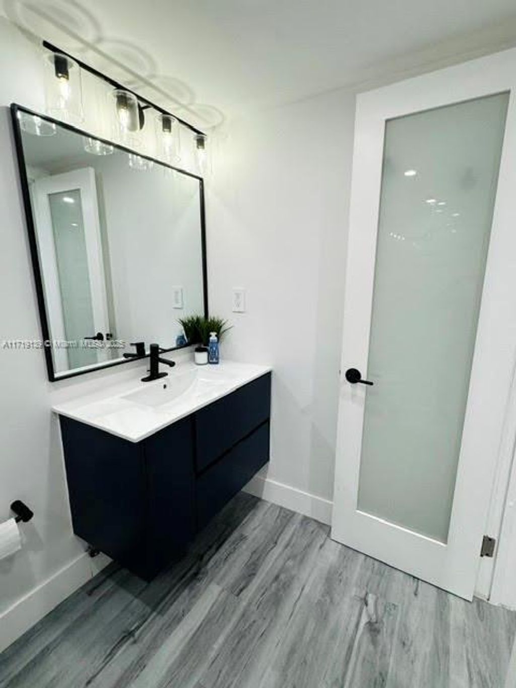 listing image 0