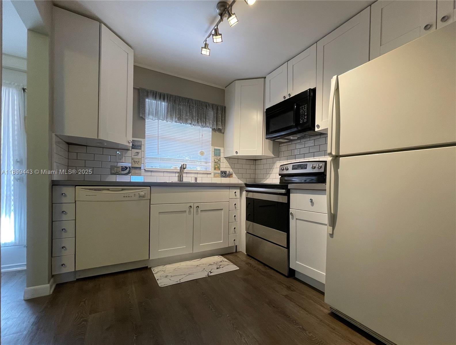 10123 Sunrise Lakes Blvd 208, Sunrise, FL, 33322/$99,000 4 10123 Sunrise Lakes Blvd 208