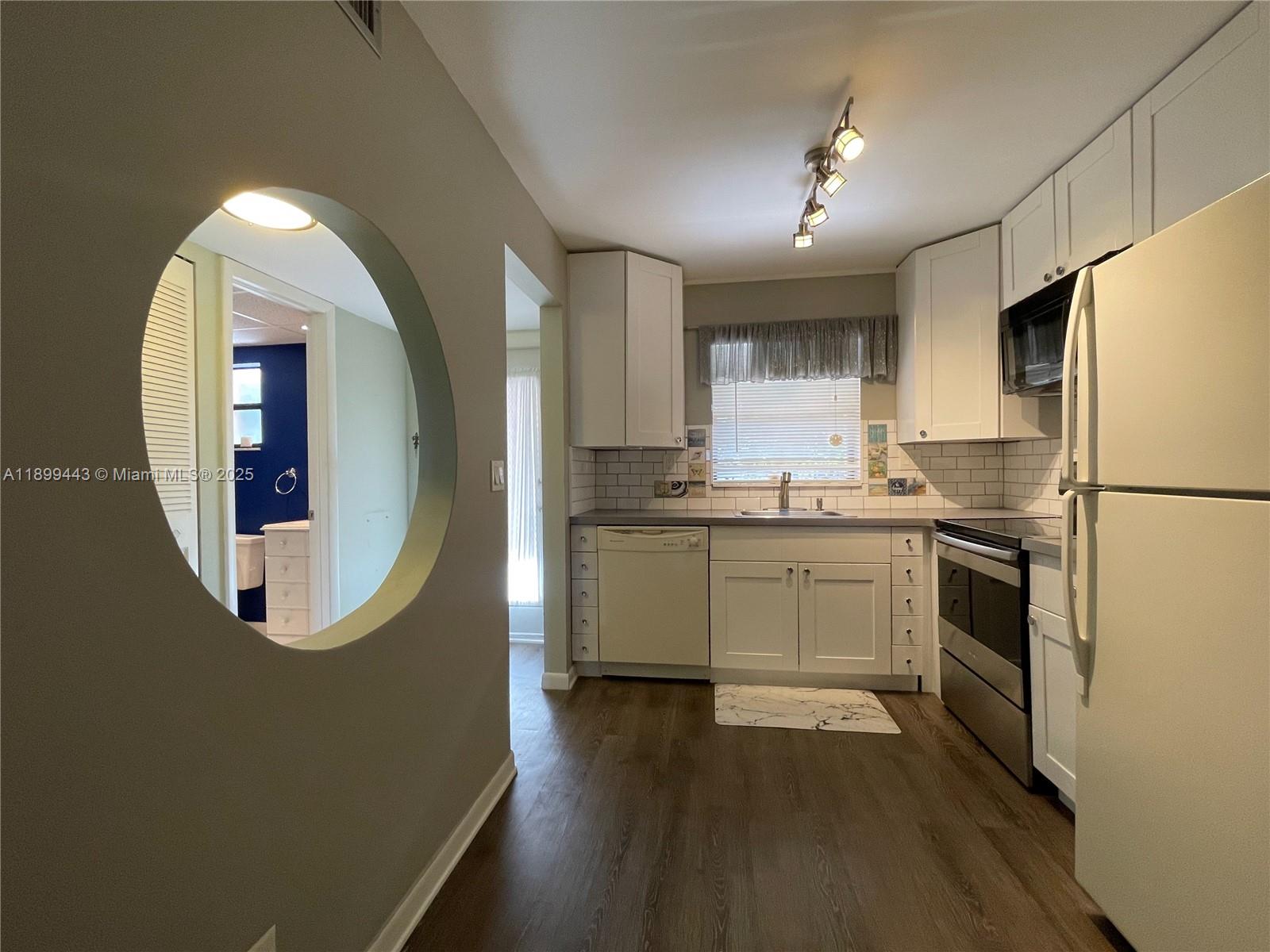10123 Sunrise Lakes Blvd 208, Sunrise, FL, 33322/$99,000 3 10123 Sunrise Lakes Blvd 208