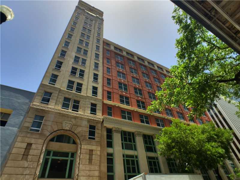 Fully renovated 1 bedroom & 1 bathroom condo in downtown Miami. This residence was fully renovated in 2008 with granite countertops, s/s appliances, painted concrete floors, central a/c and w/d in the unit. The property has a fitness center and recreatio n room for resident's use. Property located in downtown Miami; near shopping, restaurants, Bayfront Park and easy access to People Mover, I-95 and I-395. Walk to Brickell, PAC, Museums and short 10 minute drive to South Beach.