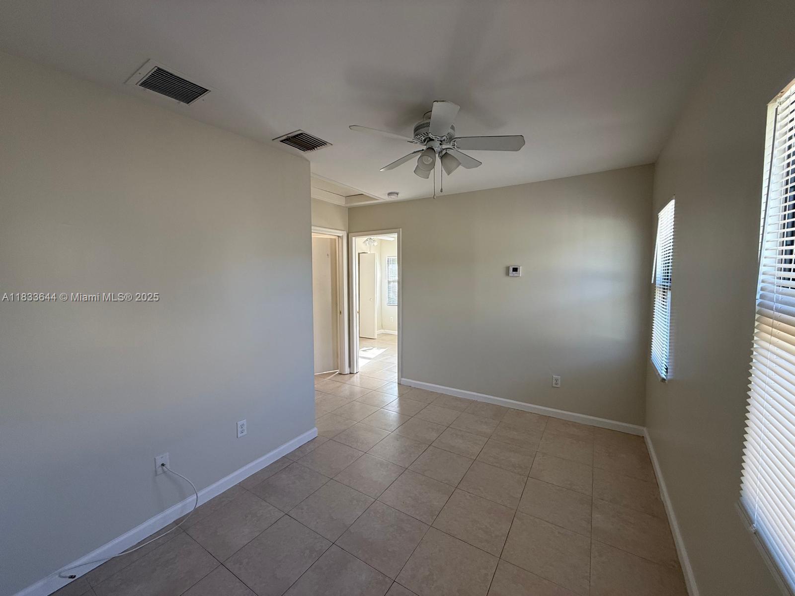 Beautiful 1 Bed 1 bath, Central A/C, water, landscaping and pest control included in the rent price, laundry facilities in the building, ecxelent location, easy to show showing request, call or text L.A.