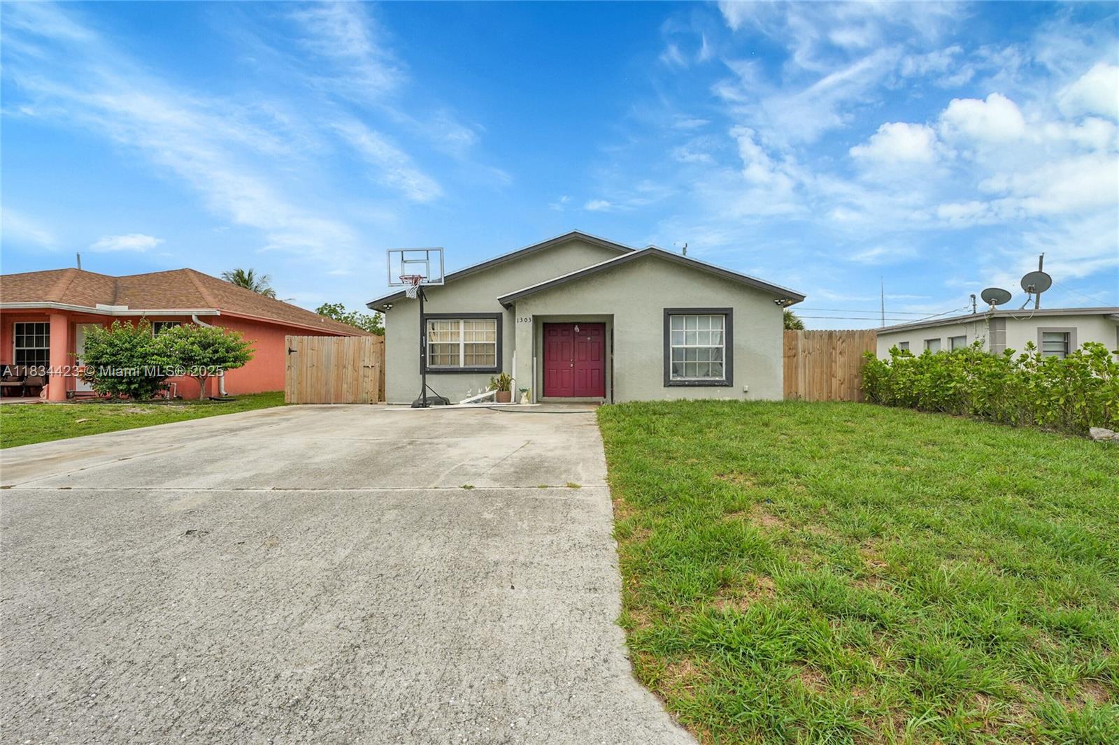 Charming 3-Bedroom, 2-Bath Home – Move-In Ready!
Welcome to your next home! This beautifully maintained 3-bedroom, 2-bath residence is ready for you and your family to move right in. New HVAC system installed in 2021.
The spacious, fully fenced backyard offers ample room for kids to play and space for your pets to roam freely. Located in a quiet, friendly neighborhood just minutes from the shopping centers.
Don't miss your chance to see it—schedule a tour today!