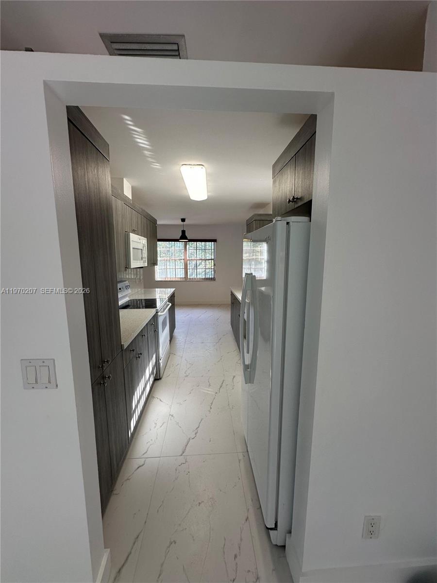 HOLLYWOOD COUNTRY CLUB DI - Residential Lease