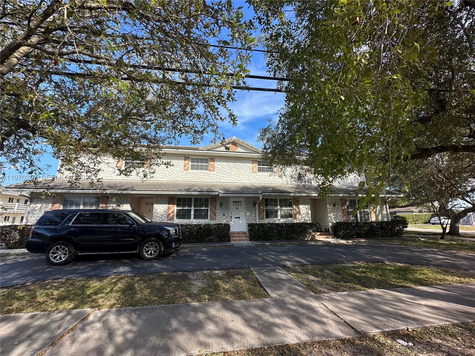 HOLLYWOOD COUNTRY CLUB DI - Residential Lease