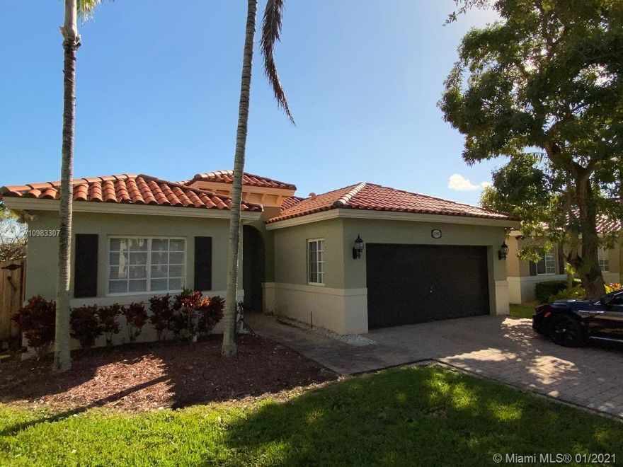 SPACIOUS 3/2 SIGLE HOUSE  IN GATED COMMUNITY WITH POOL,2 CAR GARAGE,IN THE WELL ESTABLISHED COMMUNITY SONARA AT MALIBU BAY, OPEN KITCHEN ,WASHER AND DRYER AT THE UNIT.
COMMUNITIES AMENITIES INCLUDED POOL,CLUB HOUSE,GYM,PLAYGROUND ETC.
NEAR TO BAPTIST HOSPITAL ,SPEEDWAY,SCHOOLS ,RESTAURANTS AND SHOPPING