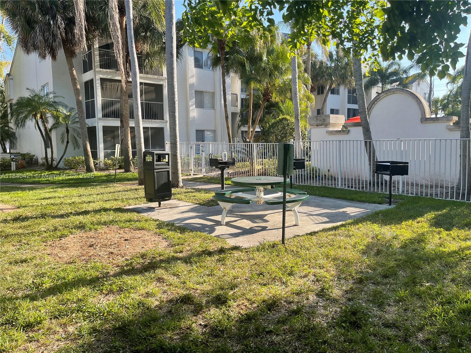 Come and see this beautiful one bedroom apartment in Tamarac , nice community with pool, tenis court, gym and club house .
Low Hoa , good location!!
Laundry in unit!!