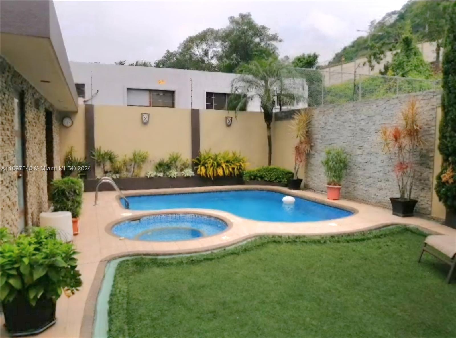 Los Ceibos - Residential
