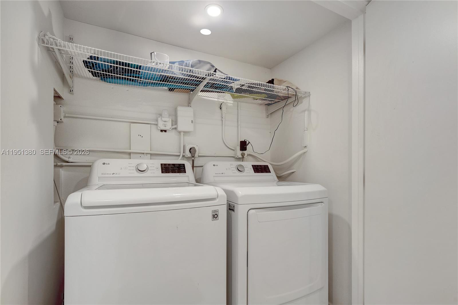 TROPICAL MANORS - Residential