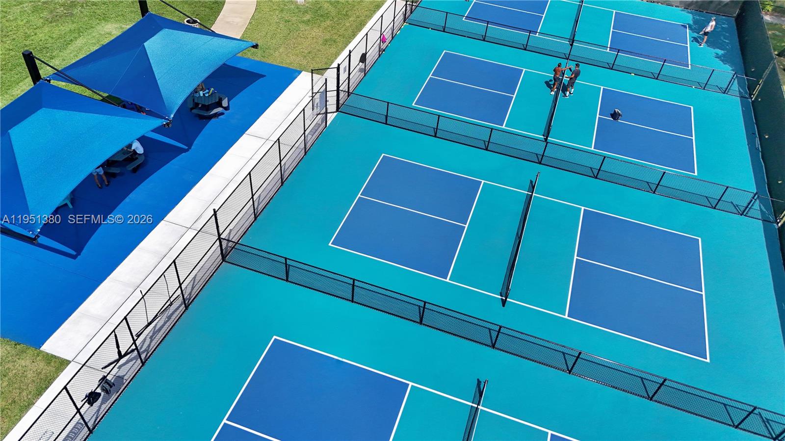 TROPICAL MANORS - Residential