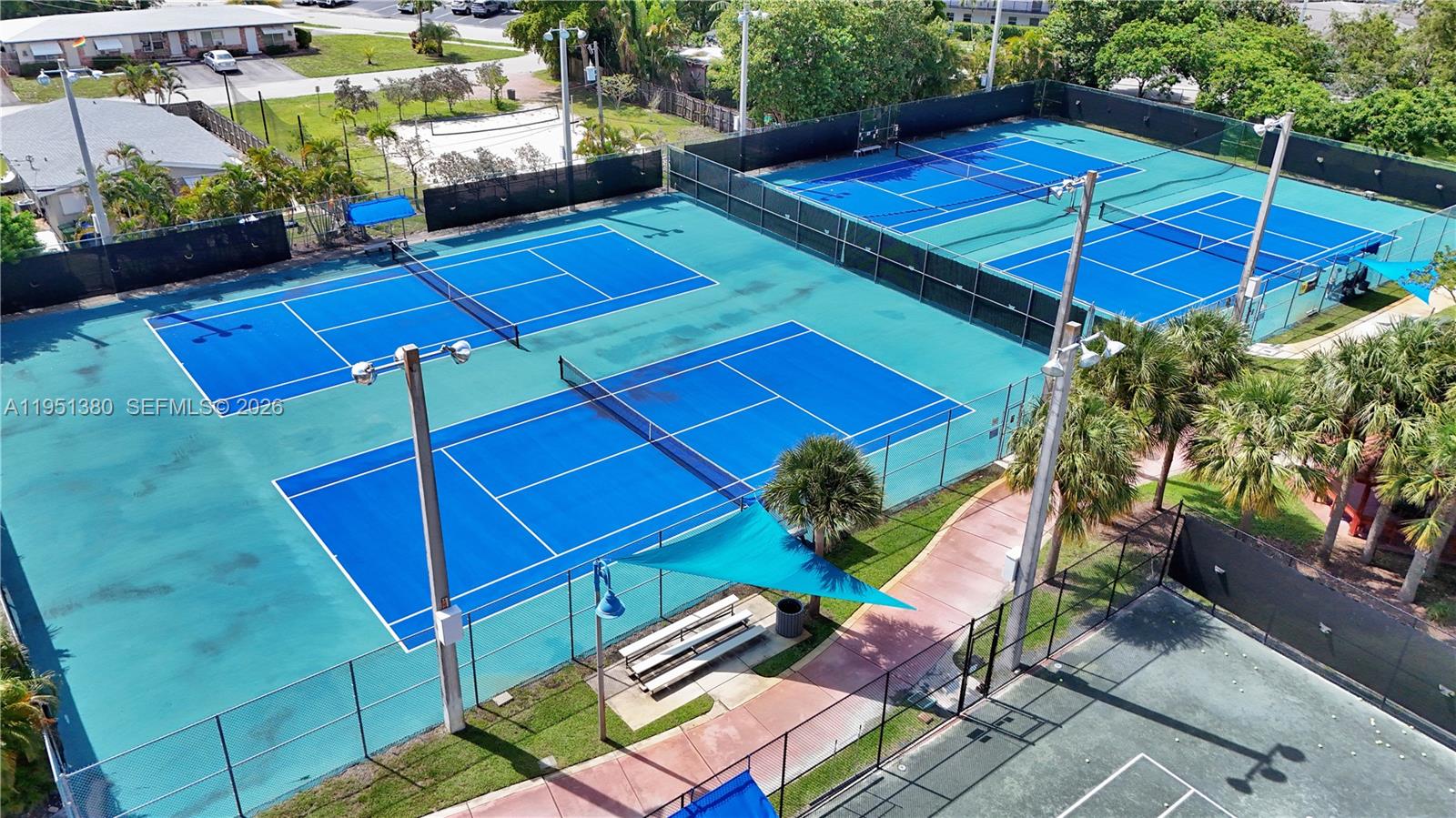 TROPICAL MANORS - Residential