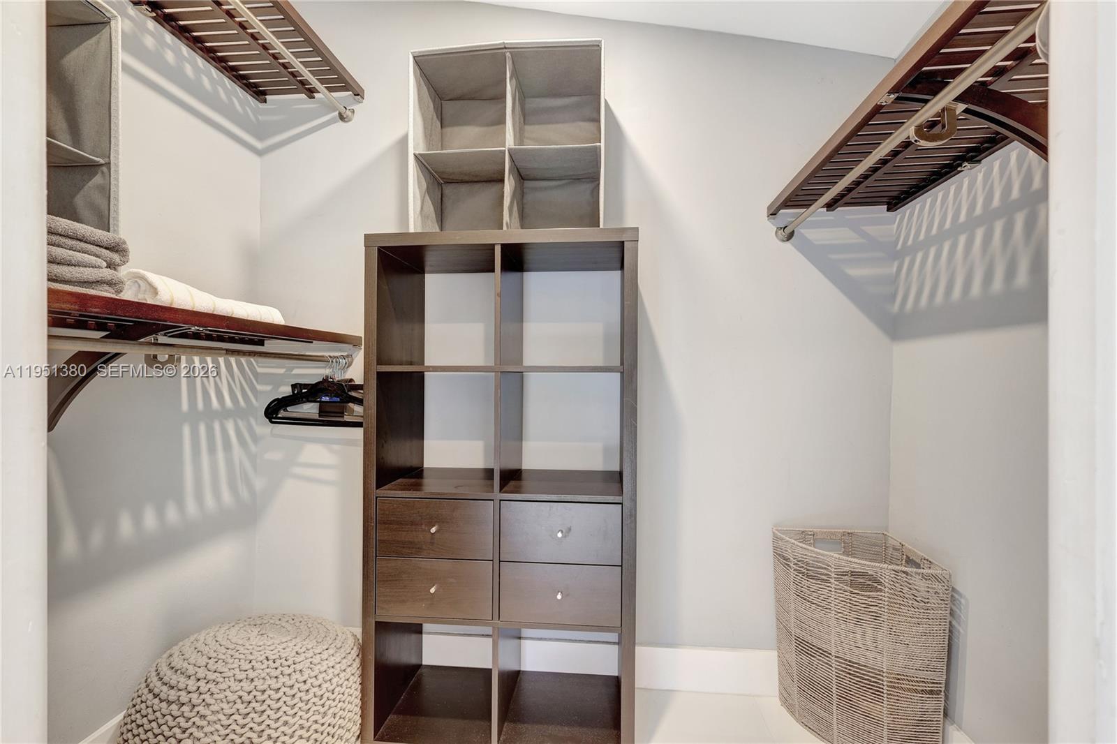 TROPICAL MANORS - Residential