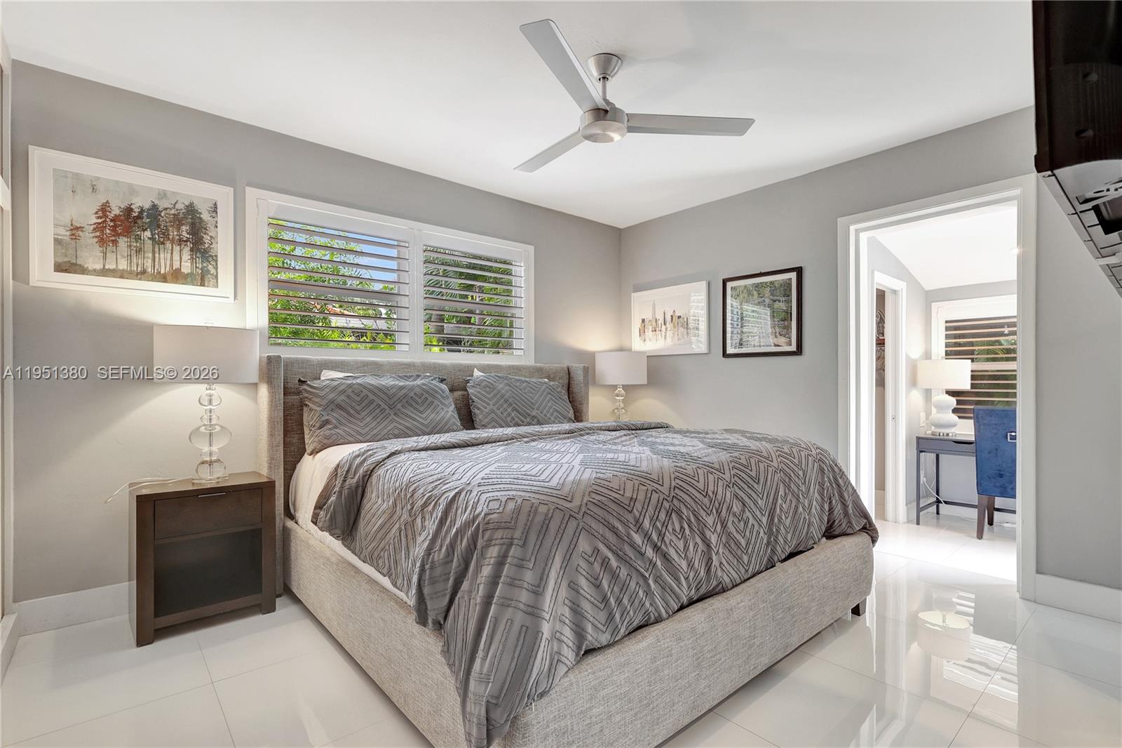 TROPICAL MANORS - Residential