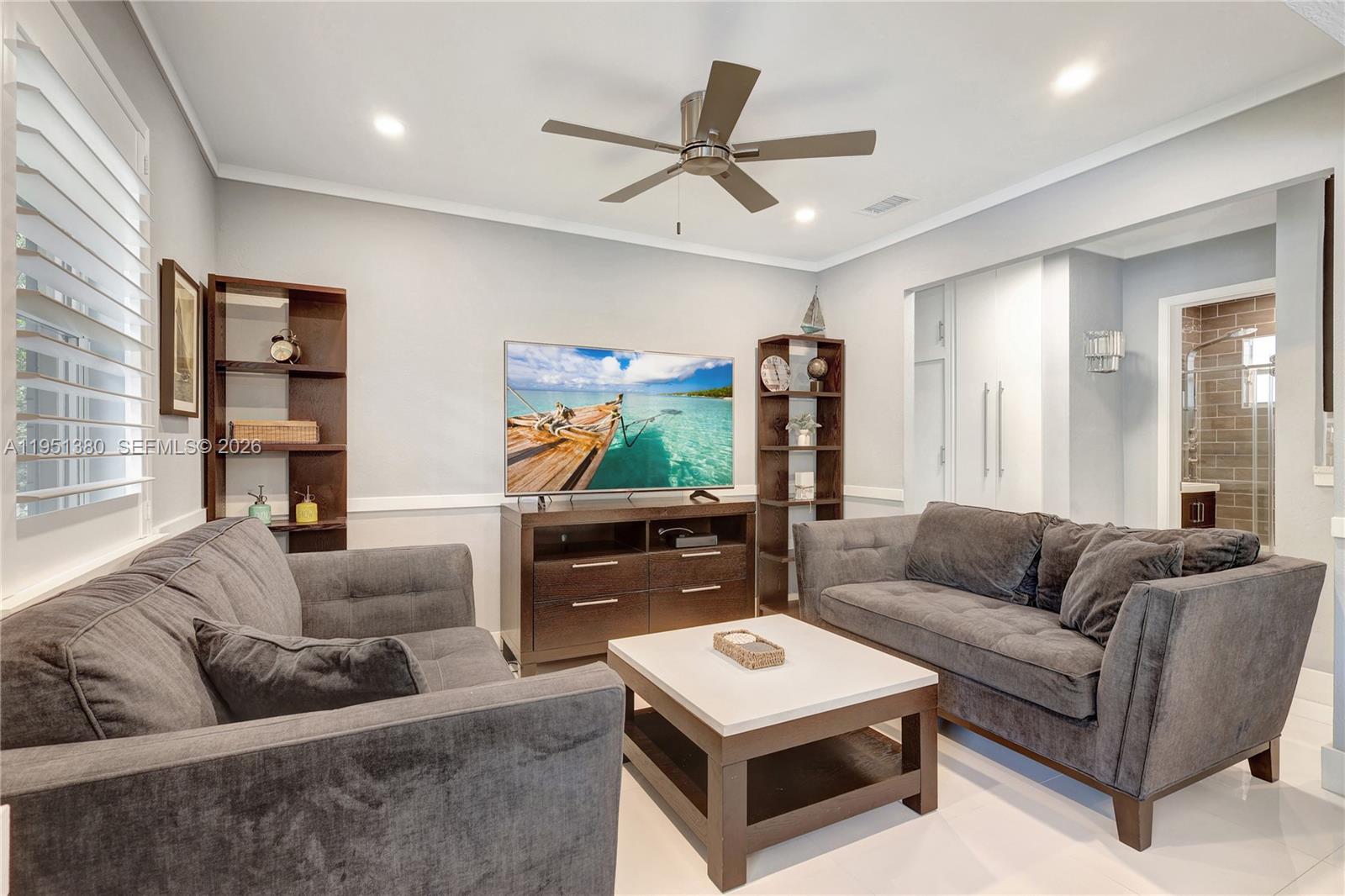 TROPICAL MANORS - Residential