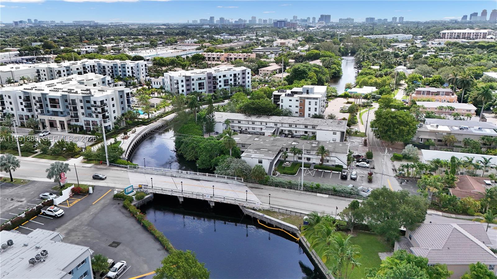 TROPICAL MANORS - Residential