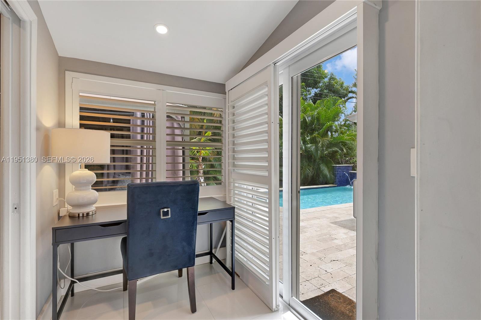 TROPICAL MANORS - Residential