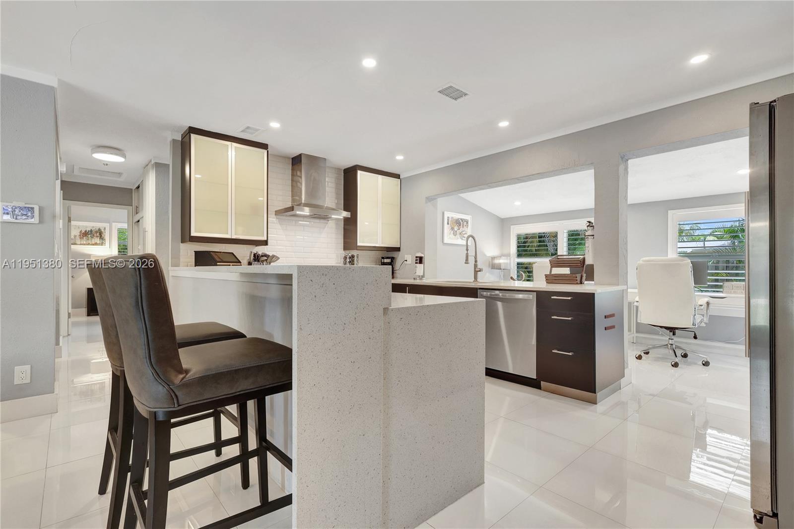 TROPICAL MANORS - Residential