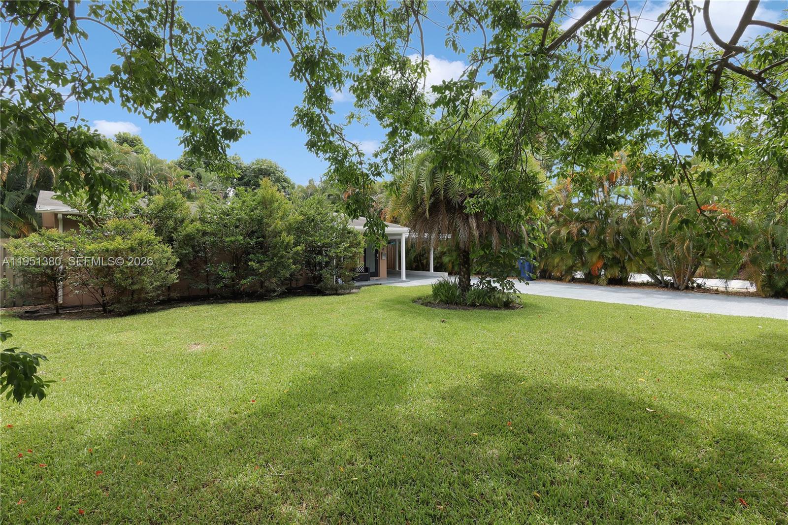 TROPICAL MANORS - Residential