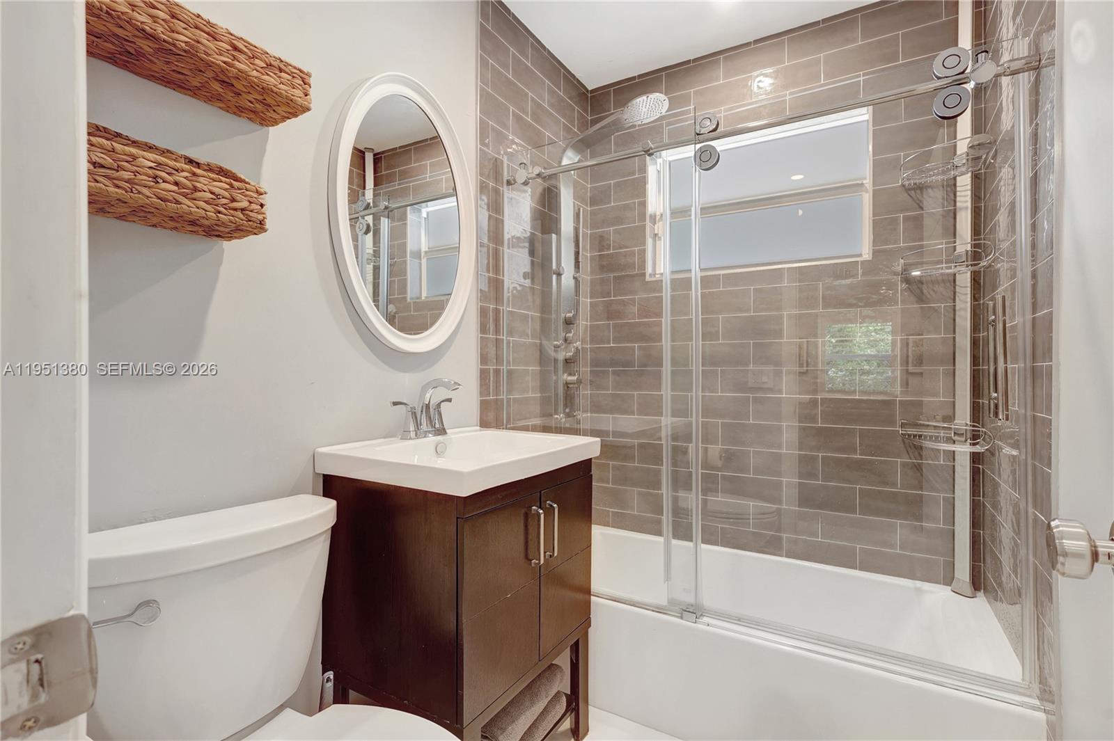 TROPICAL MANORS - Residential