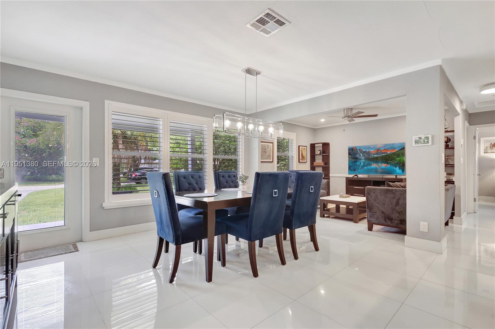 TROPICAL MANORS - Residential