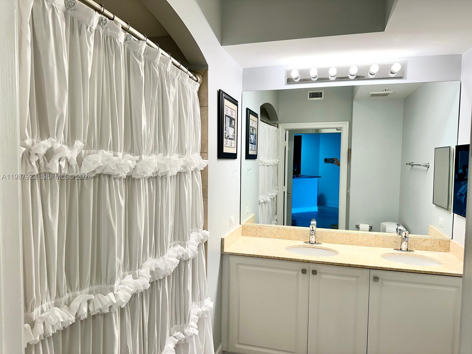 VIZCAYA LAKES CONDO - Residential Lease