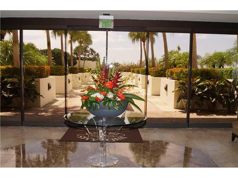 1 BED CONVERTABLE/ 2 BATHS, OPEN SPACIOUS FLOOR PLAN, WOOD FLOORS! SUPER CLEAN! NICE VIEW! FURNISHED & EASY TO SHOW. WILLIAMS ISLAND OFFERS A 27,000 SQ. FT. SPA, 16 TENNIS COURTS, BOATING FACILITIES, DOG PARK y MUCH MORE. ENJOY THIS UNIQUE & WONDERFUL L IFE STYLE AT AN AMAZING PRICE. WATER, CABLE TV, HIGH SPEED INTERENET, MEMBERSHIP TO SPA AND TENNIS ARE INCLUDED IN THE RENT. TENANT NEEDS TO MEET FOOD & BEVERAGE MINIMUM SPENDING OF $100/MONTH. SEASONAL RENTAL IS 6 MONTH MINIMUM.