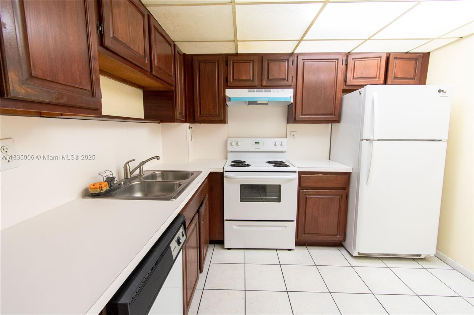 1621 Collins Ave 210