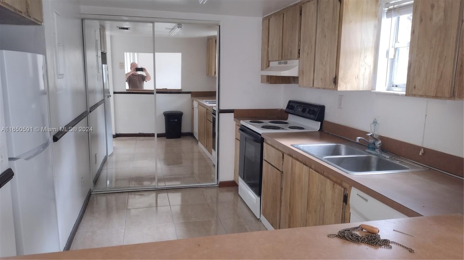 BRENTWOOD WEST TOWNHOUSES - Residential Lease