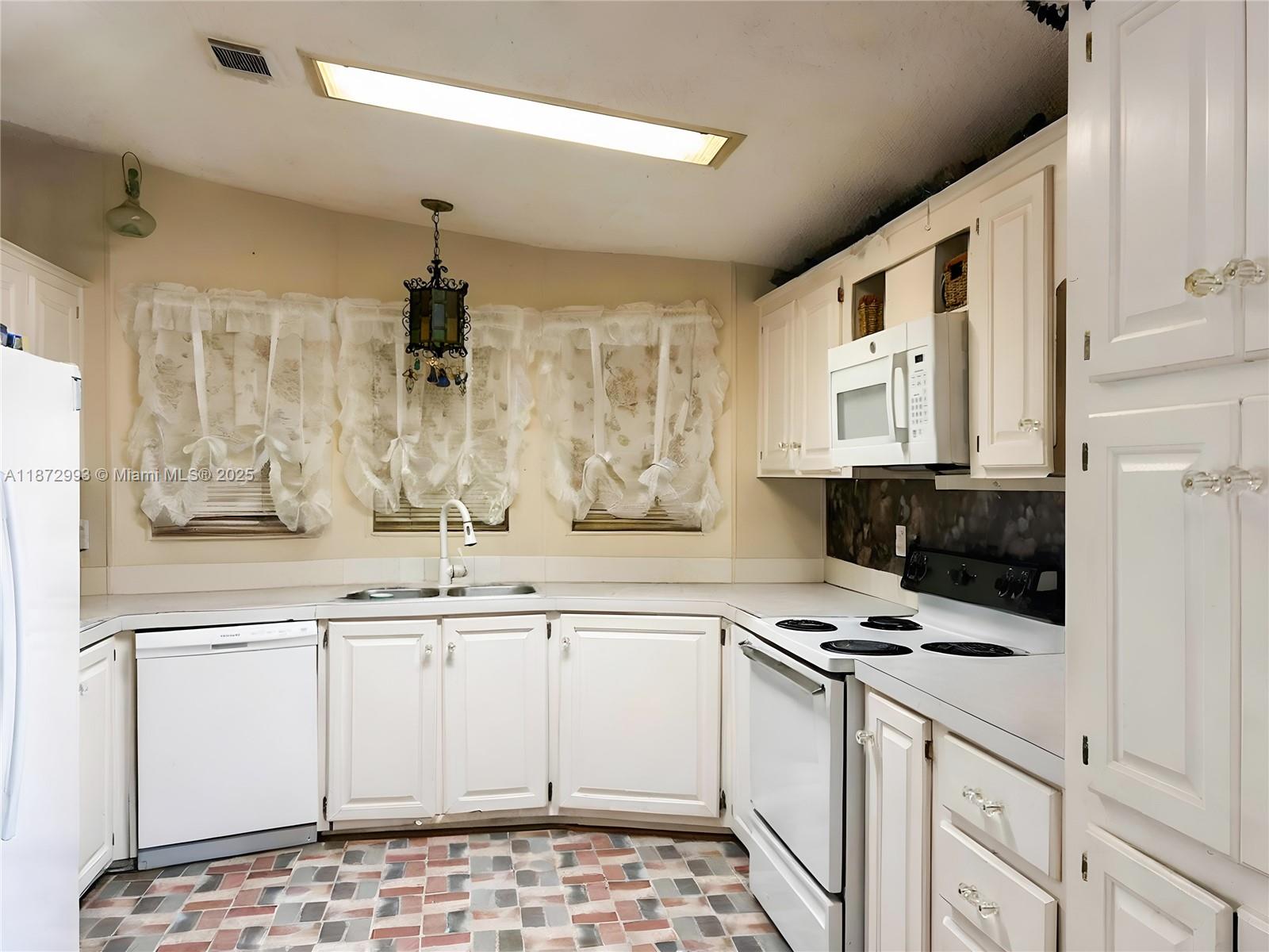 GATEWAY ESTATES PARK COND - Residential