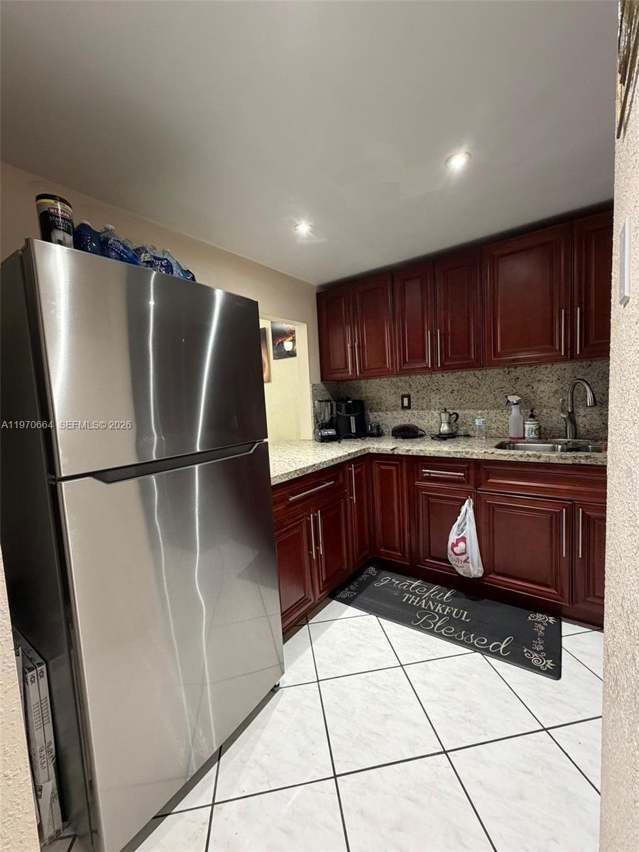 SAMARI LAKE EAST CONDO - Residential