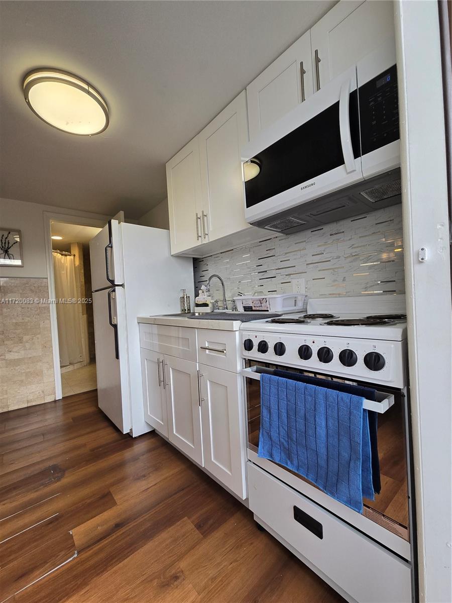 Rental Property at 5712 Hollywood Blvd 1, Hollywood, Broward County, Florida - Bedrooms: 2 
Bathrooms: 1  - $2,200 MO.