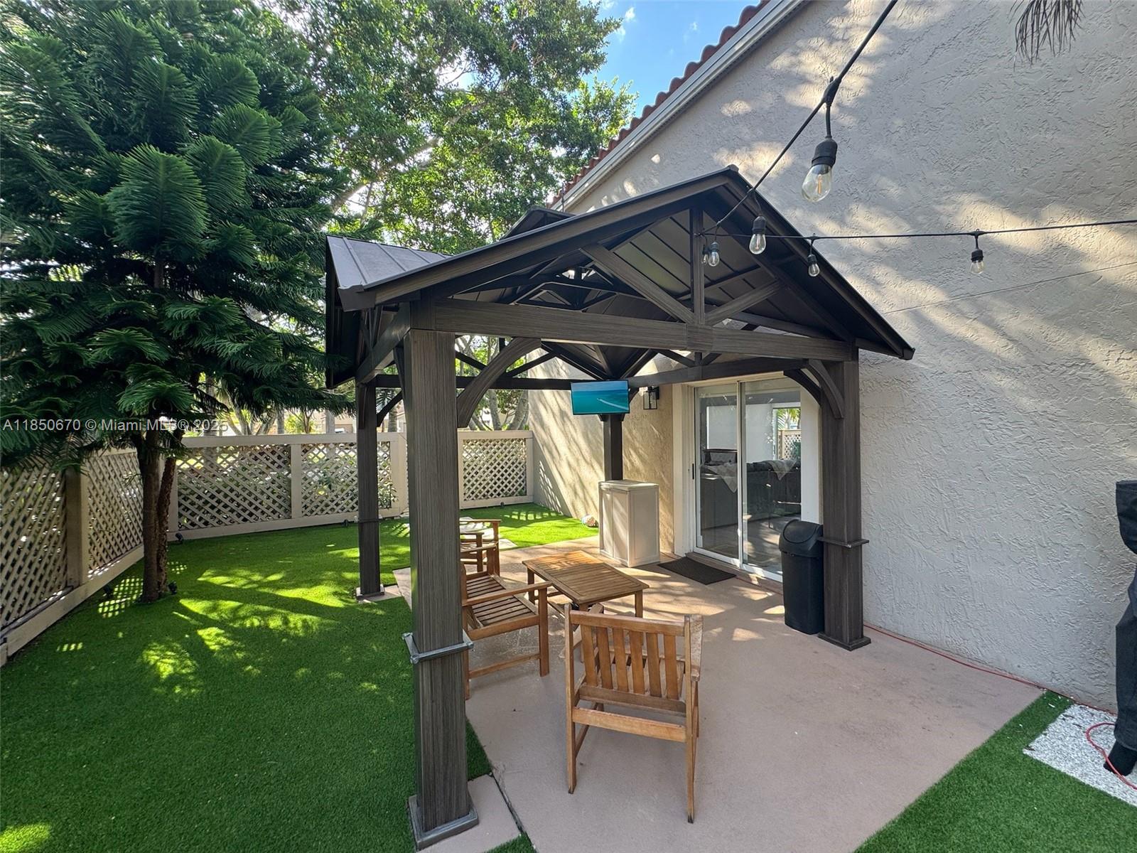 EMBASSY LAKES - Residential