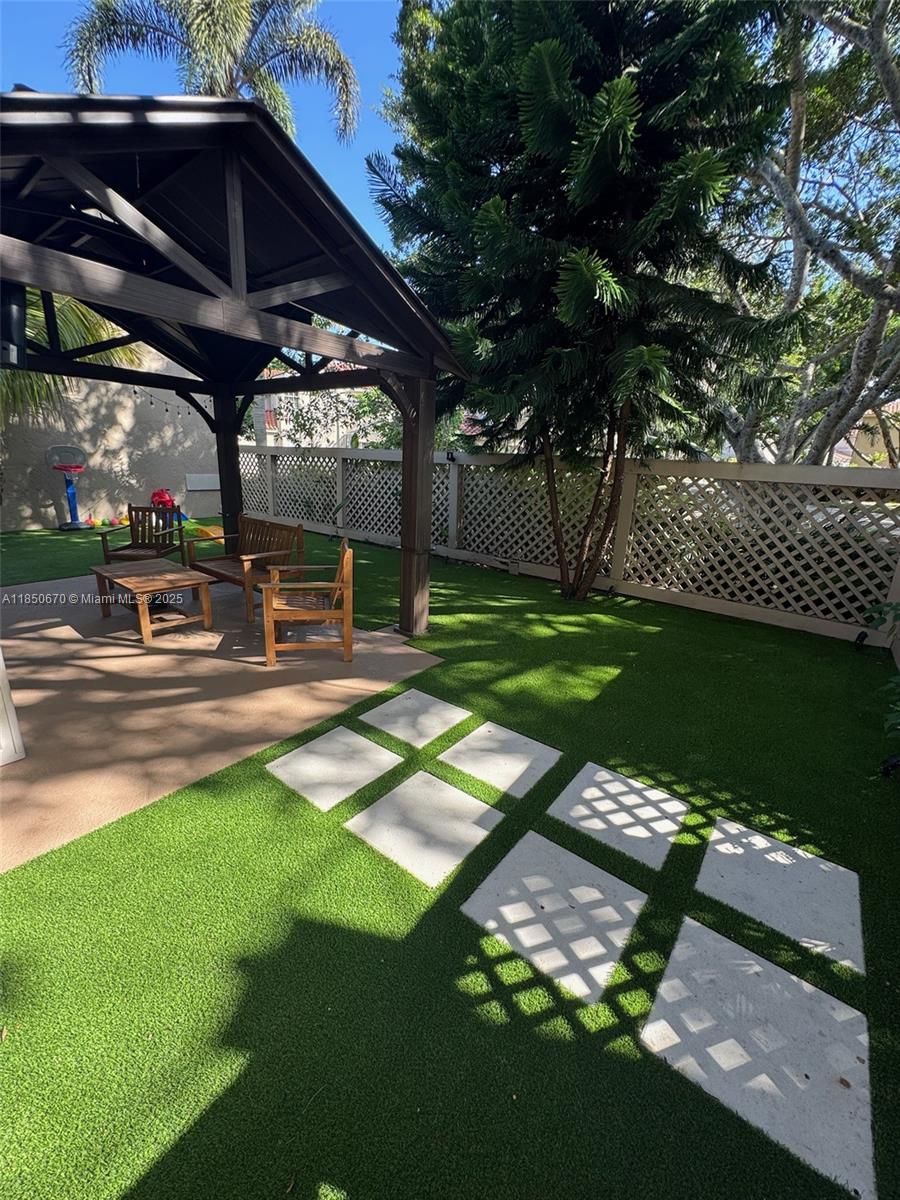 EMBASSY LAKES - Residential