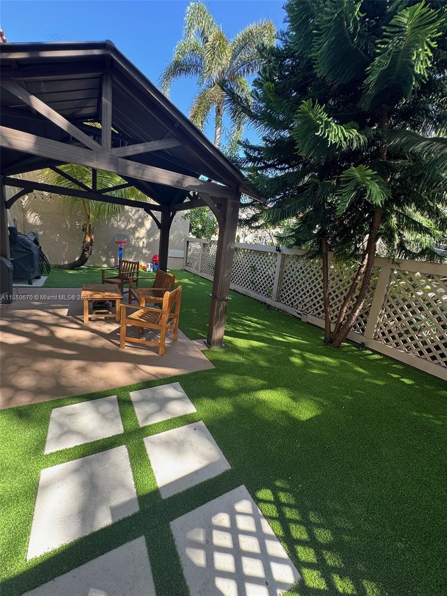 EMBASSY LAKES - Residential