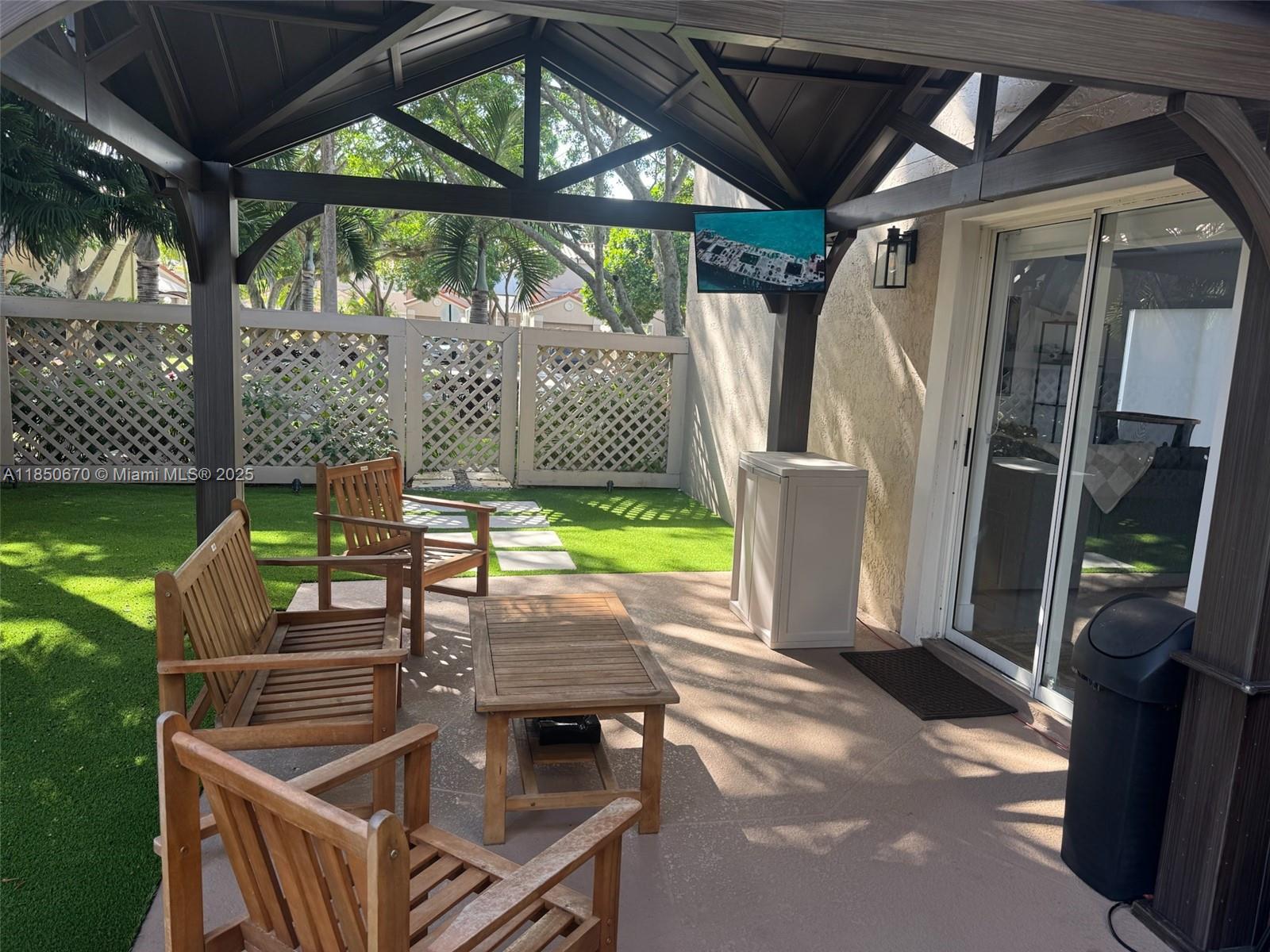 EMBASSY LAKES - Residential