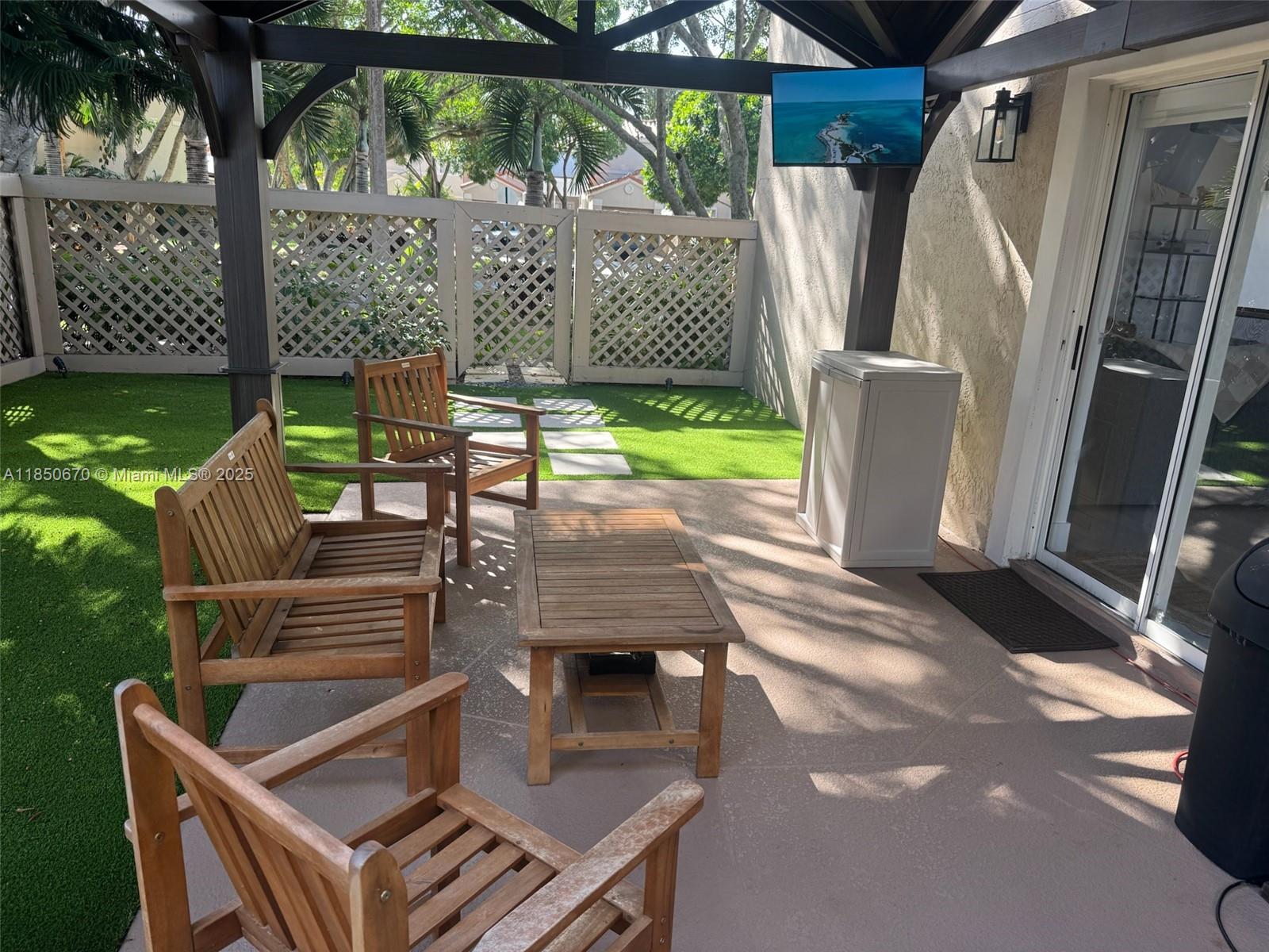 EMBASSY LAKES - Residential